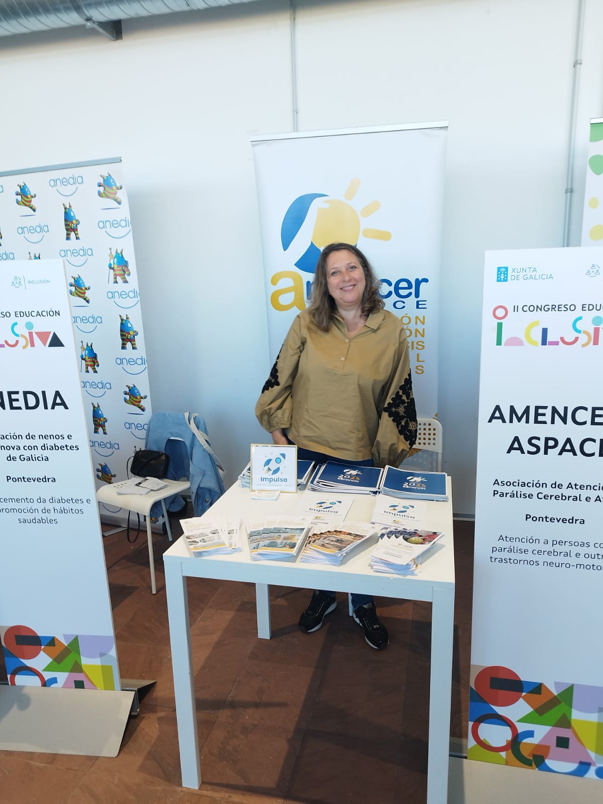 Miembro del equipo docente en el stand informativo de Amencer-ASPACE