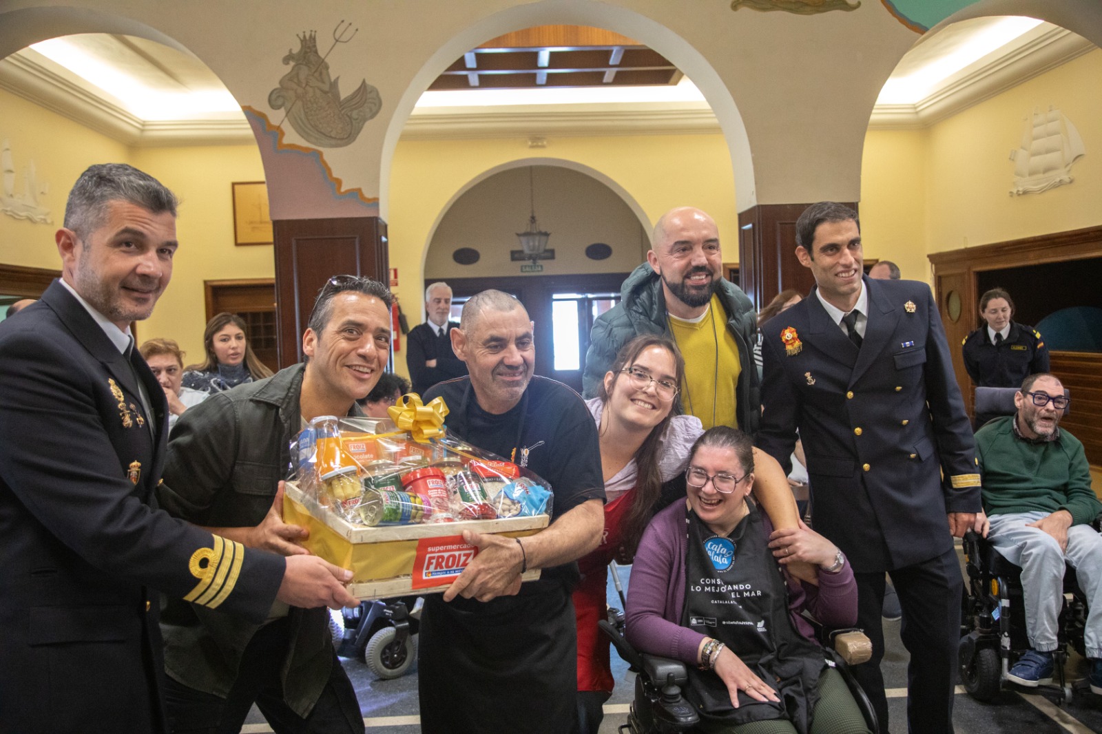 Los ganadores del mejor plato tradicional en el momento de recoger su premio