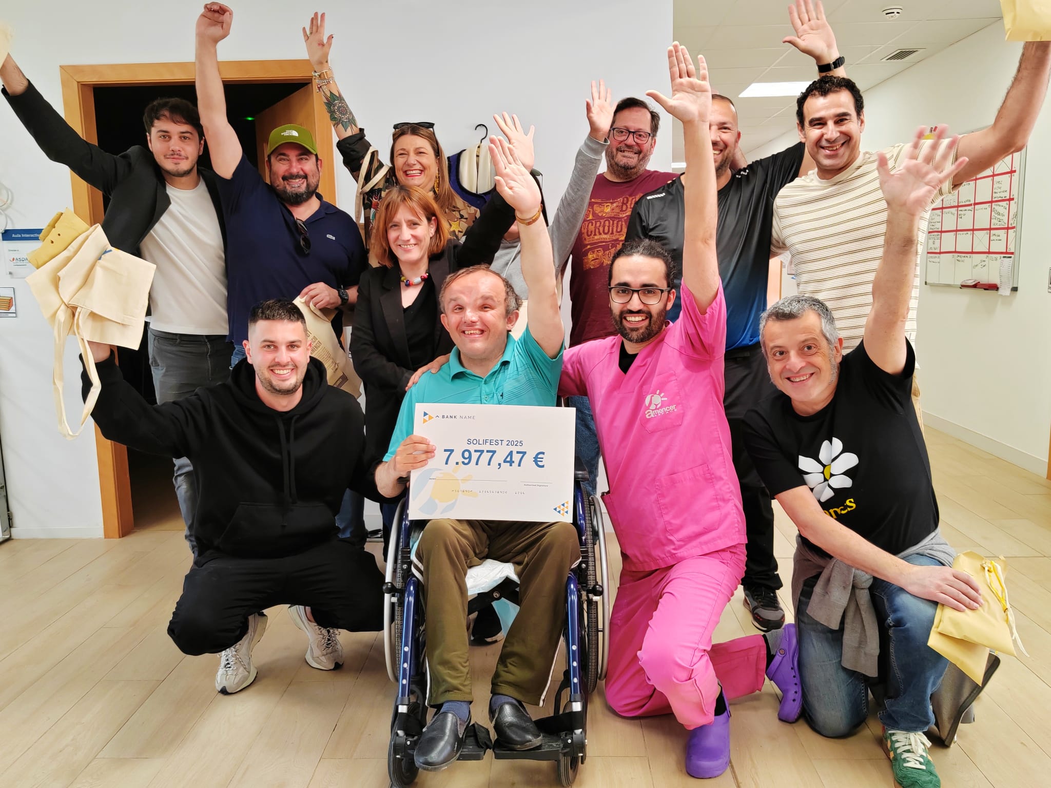 Momento de la entrega de la recaudación del SOLIFEST 2025