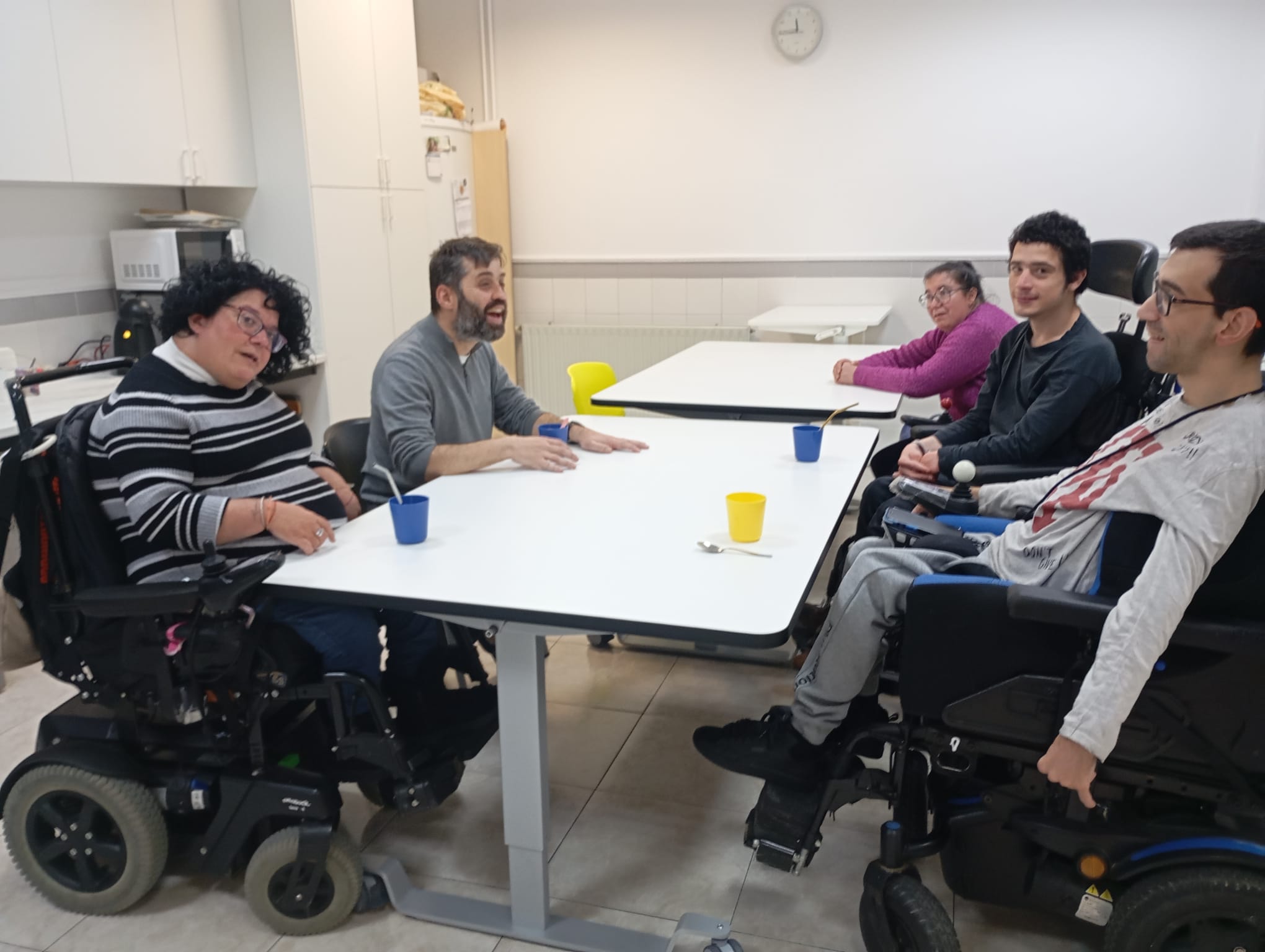 El centro de día de Campolongo y la vivienda residencial estrenan nuevo mobiliario adaptado para su comedor gracias al programa “Pontevedra Provincia + Inclusiva”